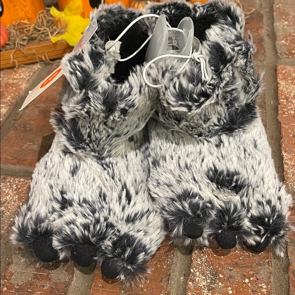 Cat & Jack Fuzzy Gray Slippers - Picture 2 of 10